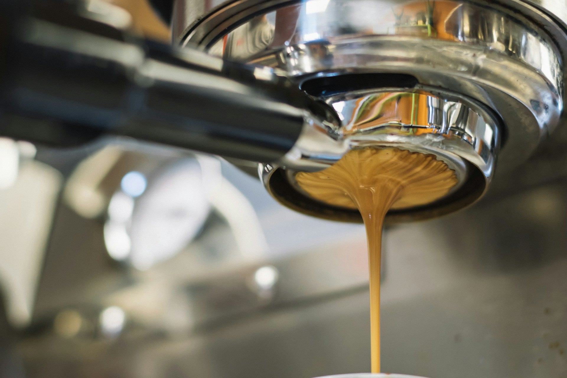 Espresso machine dispensing coffee in single flow
